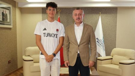 Büyükakın, İzmitli Avrupa Şampiyonu Kuzey Tunçelli’yi tebrik etti