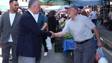 Düğüne gitti, proje inceledi, vatandaşla sohbet etti