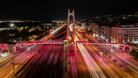 Kocaeli’de üst geçitler al bayrağın renkleriyle ışıldadı