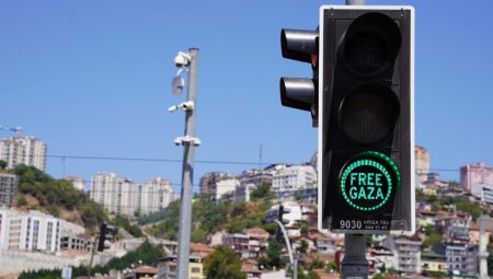 Büyükşehir, kırmızı ışıkla “Stop İsrail” dedi