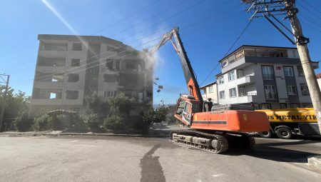 Derince’de ağır hasarlı binaya ilk kepçe vuruldu