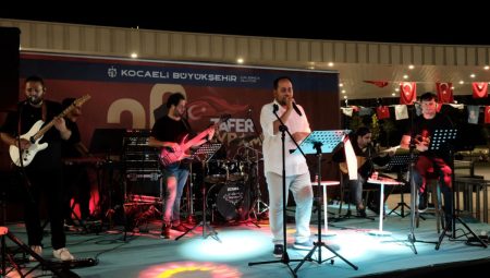 Zafer meşalesi Milli İrade Meydanı’nda yakıldı