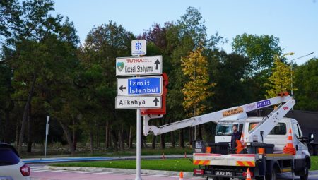 Kocaeli Stadı’nın yeni isim tabelaları monte edildi
