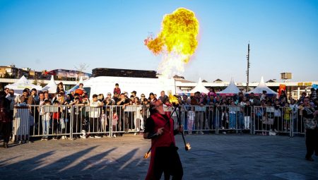 Havada uçan alevler hayranlıkla izlendi