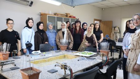 Üniversiteliler, Beyaz Kalpler’de ders işledi