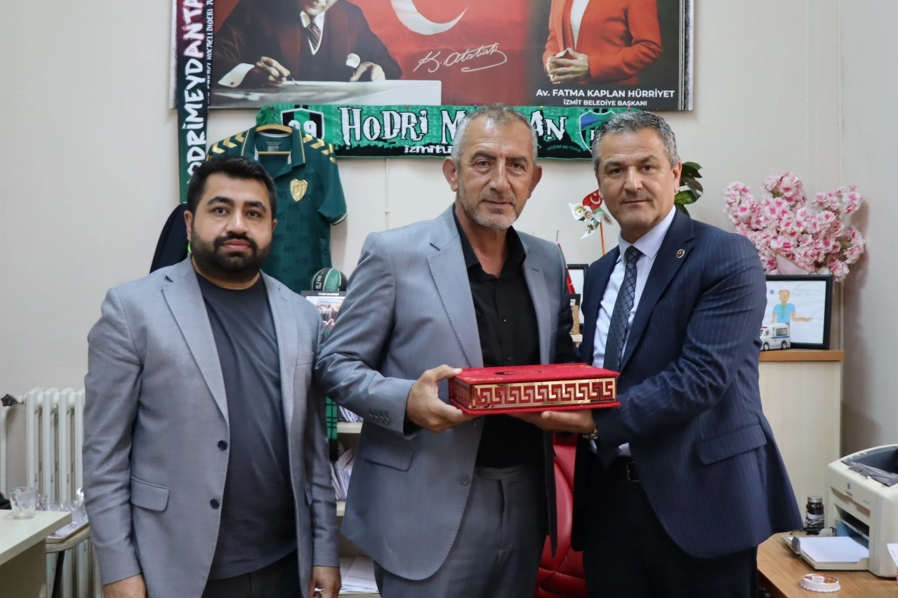 İzmit Belediyesi Yöneticilerinden Muhtarlara Doğum Günü Ziyareti