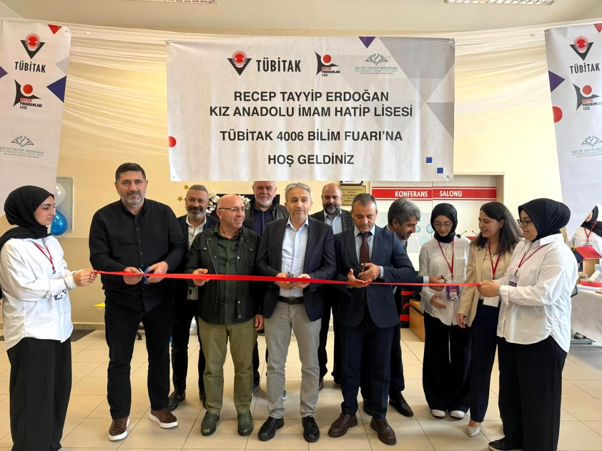 Sultangazi’de Genç Yetenekler TÜBİTAK Bilim Fuarı’nda Projelerini Sergiledi