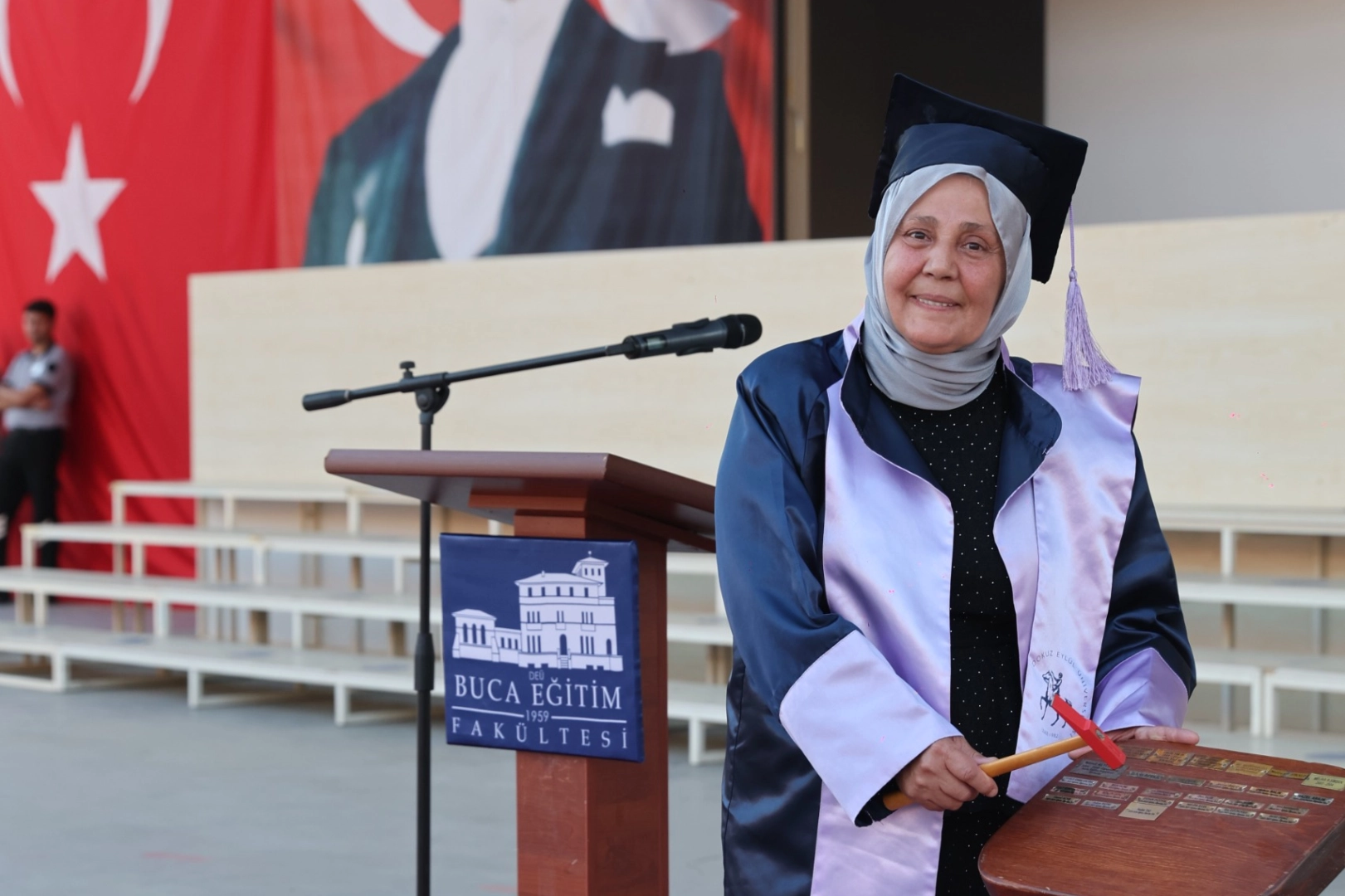 57 Yaşındaki Nadide Kazmaz 38 Yıl Sonra Üniversiteyi Birincilikle Bitirdi