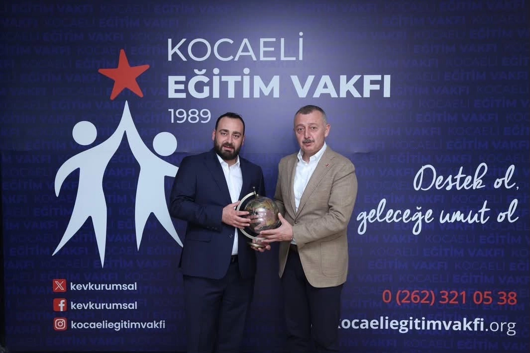 Başkan Büyükakın Kocaeli Eğitim Vakfı Yönetimiyle Buluştu