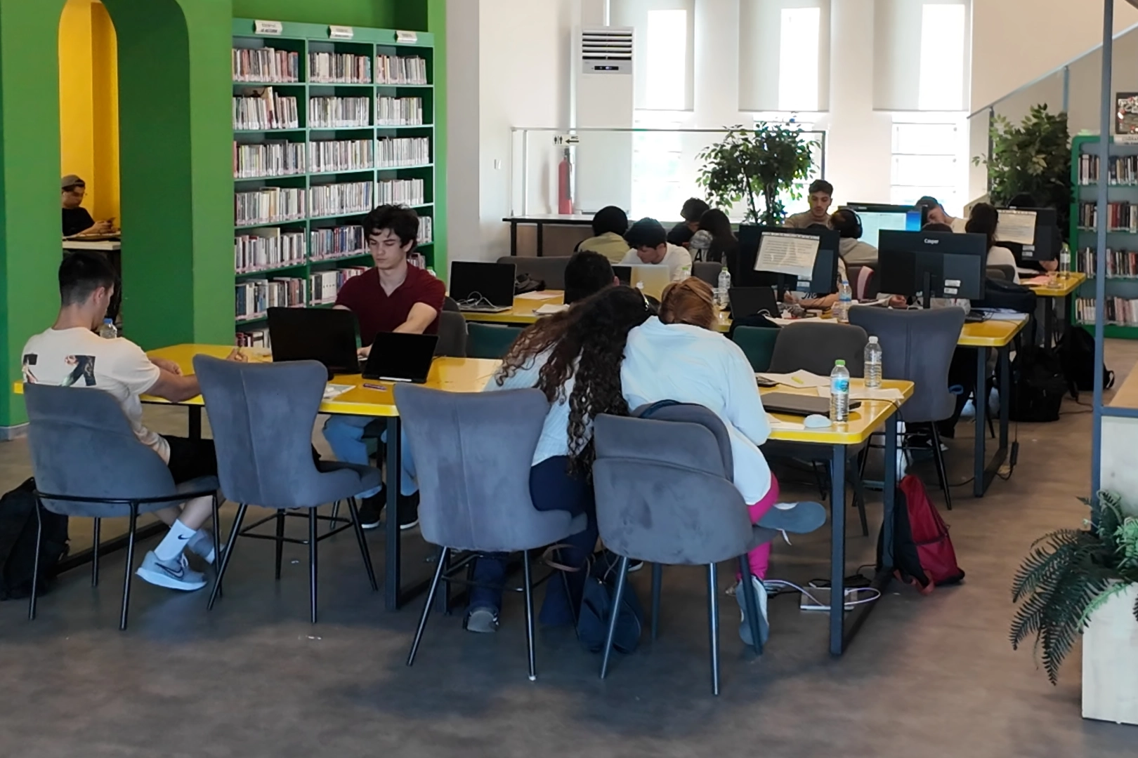 Çayırova’daki kitap kahveler YKS’ye hazırlanan öğrencilerin eğitim üssü oldu