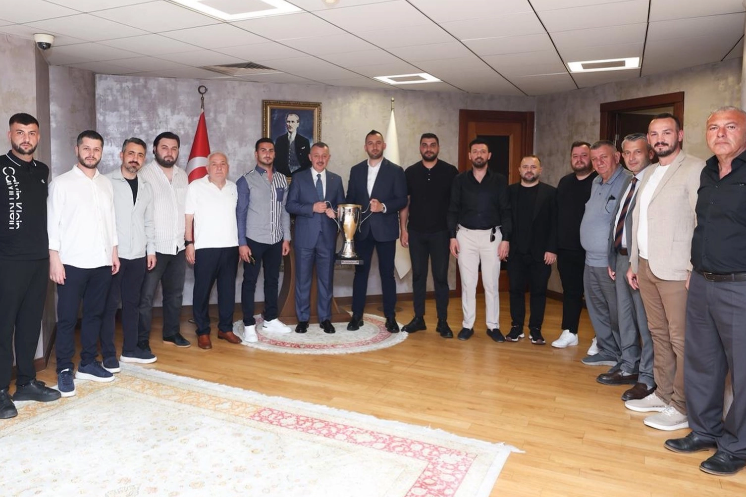 Gölcükspor Şampiyonluk Kupasını Başkan Büyükakın’a Götürdü