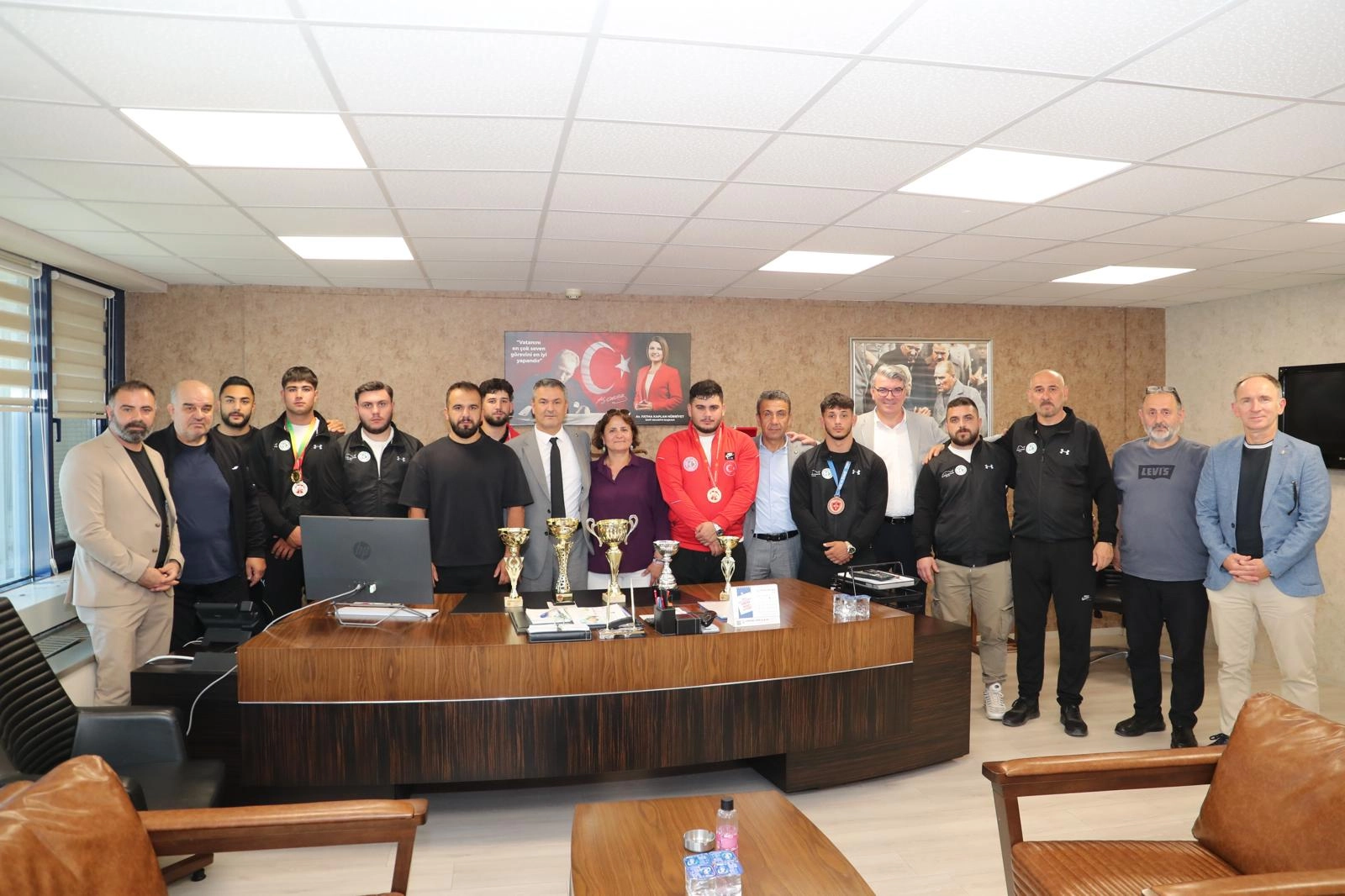 İzmit Belediyesporlu Güreşçiler Makedonya ve Manavgat’ta Madalyaları Topladı