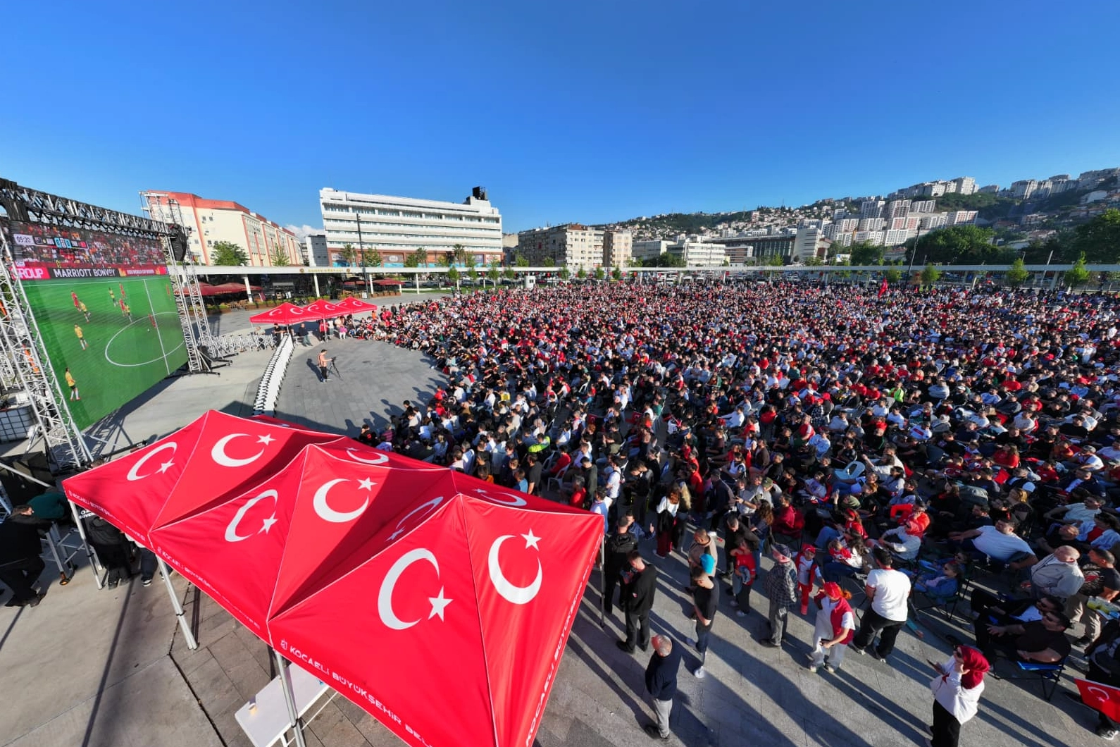 İzmit’te Dev Ekranda Milli Maç Heyecanı: Türkiye Avustralya’ya Mağlup Oldu