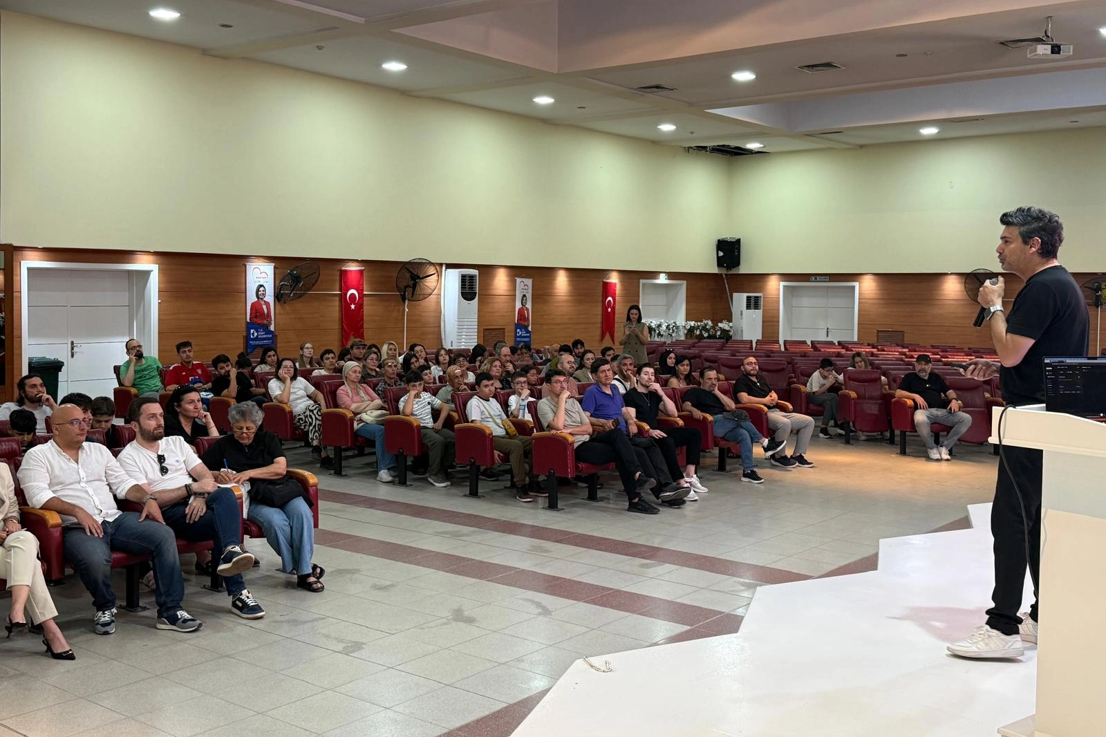 İzmit’te gençlere yönelik ‘Üretken Yapay Zeka’ semineri düzenlendi