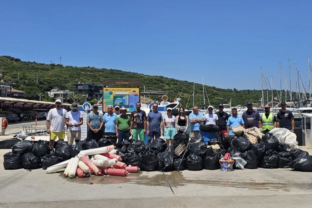 Sığacık Körfezi’ndeki Üç Koyda Gönüllü Kıyı Temizliği Gerçekleştirildi